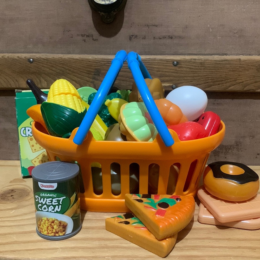 Shopping basket and a bunch food for your little one’s imaginative play